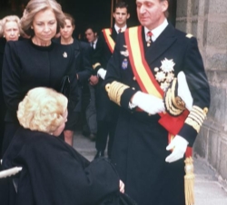 El Rey Don Juan Carlos junto a su madre, María de las Mercedes y la Reina Doña Sofía, a la salida del entierro de su padre Don Juan de Borbón